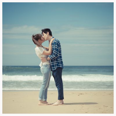 photo de couple lifetyle a la plage cap ferret gironde girondine beach playa mer ocean sable sand kiss embrasse bisous baiser homme femme man woman kissing sun soleil printemps ete seance photographie 