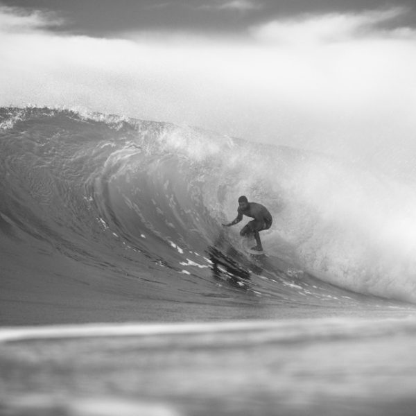 dion-atkinson-surfing-lacanau-barrel-tube-riding-sebastien-huruguen-surf-photographer-bordeaux-france-black-white-lacanau-16-08-2012