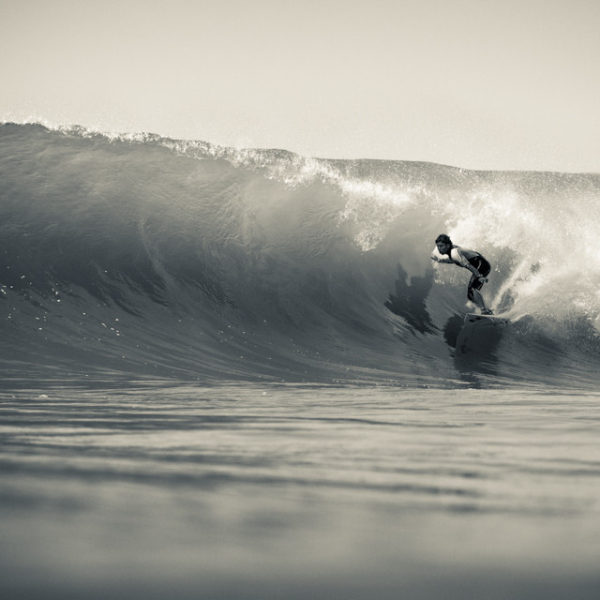 peterson-crisanto-billlabong-surfer-surfing-lacanau-barrel-tube-riding-sebastien-huruguen-surf-photographer-bordeaux-france-lacanau-16-08-2012-black-white