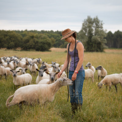 gironde, agricultrice, eleveuse, éleveuse, moutons, beh, mouton en photo, chapeau, gironde, departement, eleveur, l'amour est dans le pré, éleveuse girondine, éleveuse en médoc, médoc, saint laurent