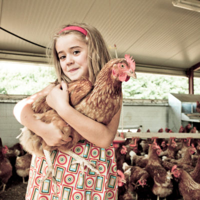 portrait-enfant-poule-pondeuse-gironde-magazine-sebastien-huruguen-phtographe-bordeaux