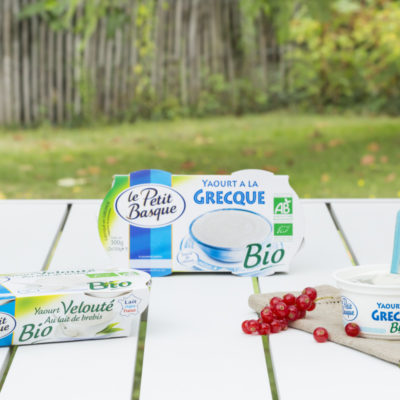 photo-de-gamme-produits-yaourts-au-lait-de-brebis-bio-le-petit-basque-sebastien-huruguen-photographe-packshot-bordeaux