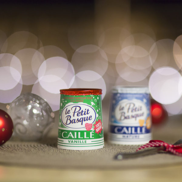 yaourt-caillé-Le-Petit-Basque-au-lait-de-brebis-edition-limité-spécial-noel-fêtes-de-fin-d-annee-caille-packshot-sebastien-huruguen-bokeh