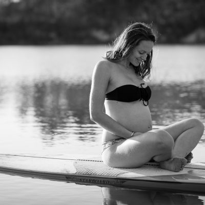 photographe-grossesse-future-maman-femme-enceinte-mum-pregnant-winter-hiver-SUP-stand-up-paddle-pose-detente-relaxation-moment-lac-bordeaux-sebastien-huruguen