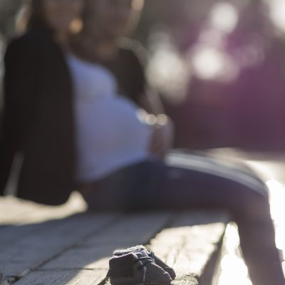 photographe-grossesse-future-maman-femme-enceinte-seance-couple-papa-maman-mum-dad-au-bord-de-eau-extrerieur-foret-lac-sebastien-huruguen-bordeaux