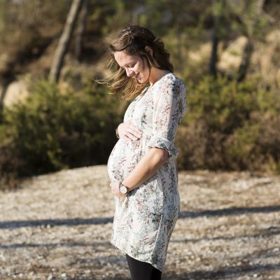 photographe-grossesse-future-maman-femme-enceinte-seance-couple-papa-maman-mum-dad-detente-bien-etre-extrerieur-foret-lac-sebastien-huruguen-bordeaux