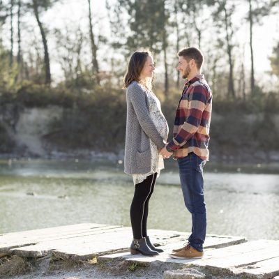 photographe-grossesse-future-maman-femme-enceinte-seance-couple-papa-maman-mum-dad-face-a-face-amour-love-extrerieur-foret-lac-sebastien-huruguen-bordeaux