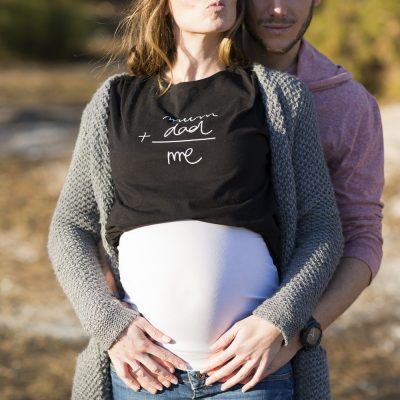 photographe-grossesse-future-maman-femme-enceinte-seance-couple-papa-maman-mum-dad-tshirt-extrerieur-foret-lac-sebastien-huruguen-bordeaux