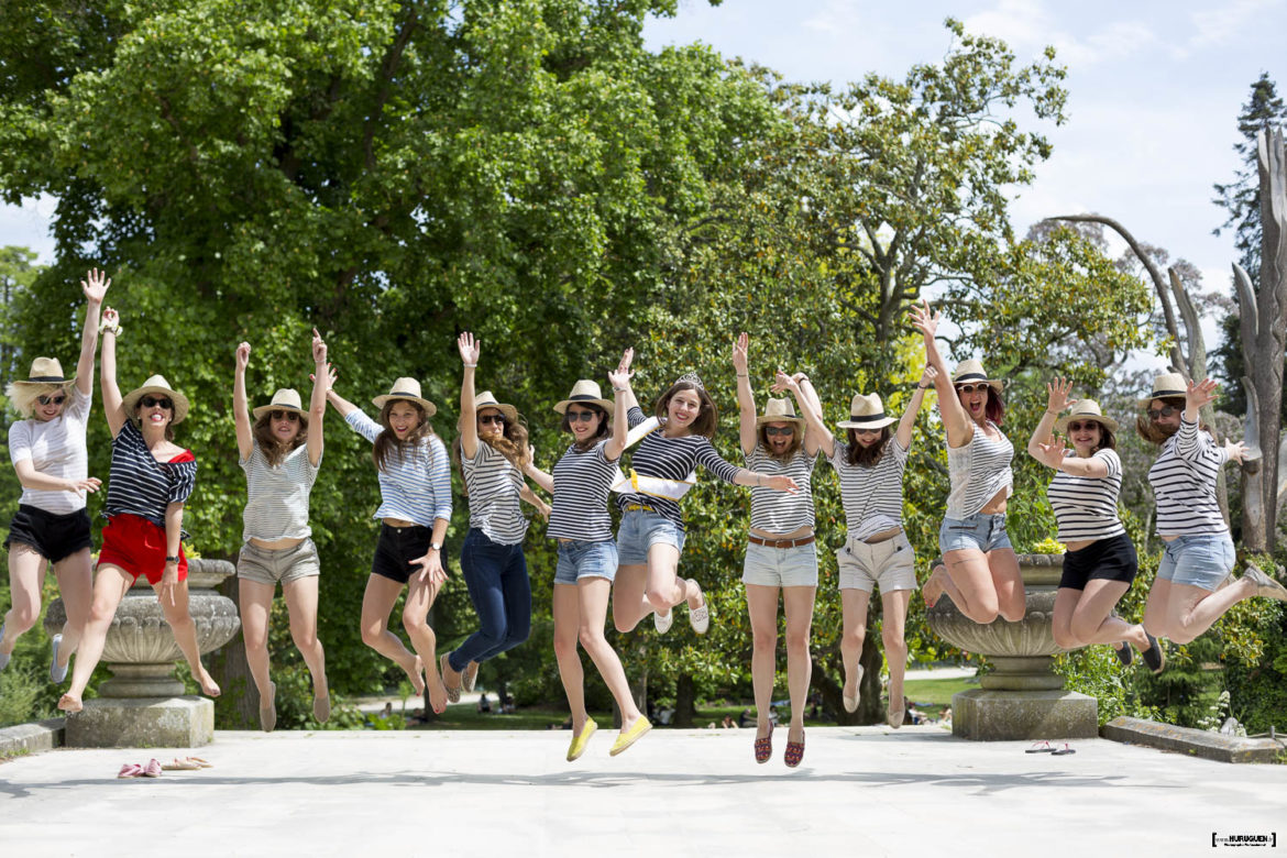 seance-photo-EVJF-sebastien-huruguen-photographe-mariage-bordeaux-jardin-publique-groupe-chapeaux-lancé-saut-filles