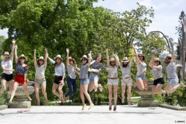 seance-photo-EVJF-sebastien-huruguen-photographe-mariage-bordeaux-jardin-publique-groupe-chapeaux-lancé-saut-filles