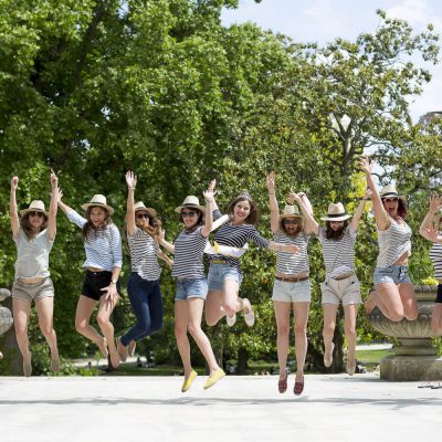 seance-photo-EVJF-sebastien-huruguen-photographe-mariage-bordeaux-jardin-publique-groupe-chapeaux-lancé-saut-filles