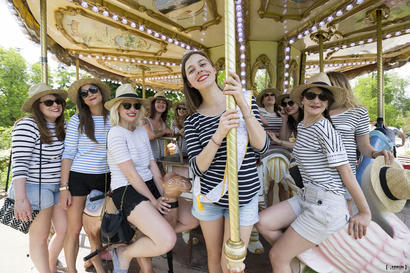 Séance photo EVJF entre copines à Bordeaux future mariée sur le manege du jardin public Sébastien Huruguen photographe professionnel à Bordeaux