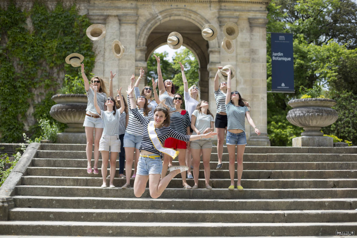 seance-photo-EVJF-sebastien-huruguen-photographe-mariage-bordeaux-jardin-publique-groupe-marches-chapeaux-lancé-saut