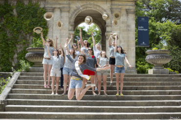 seance-photo-EVJF-sebastien-huruguen-photographe-mariage-bordeaux-jardin-publique-groupe-marches-chapeaux-lancé-saut