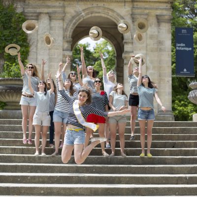 seance-photo-EVJF-sebastien-huruguen-photographe-mariage-bordeaux-jardin-publique-groupe-marches-chapeaux-lancé-saut