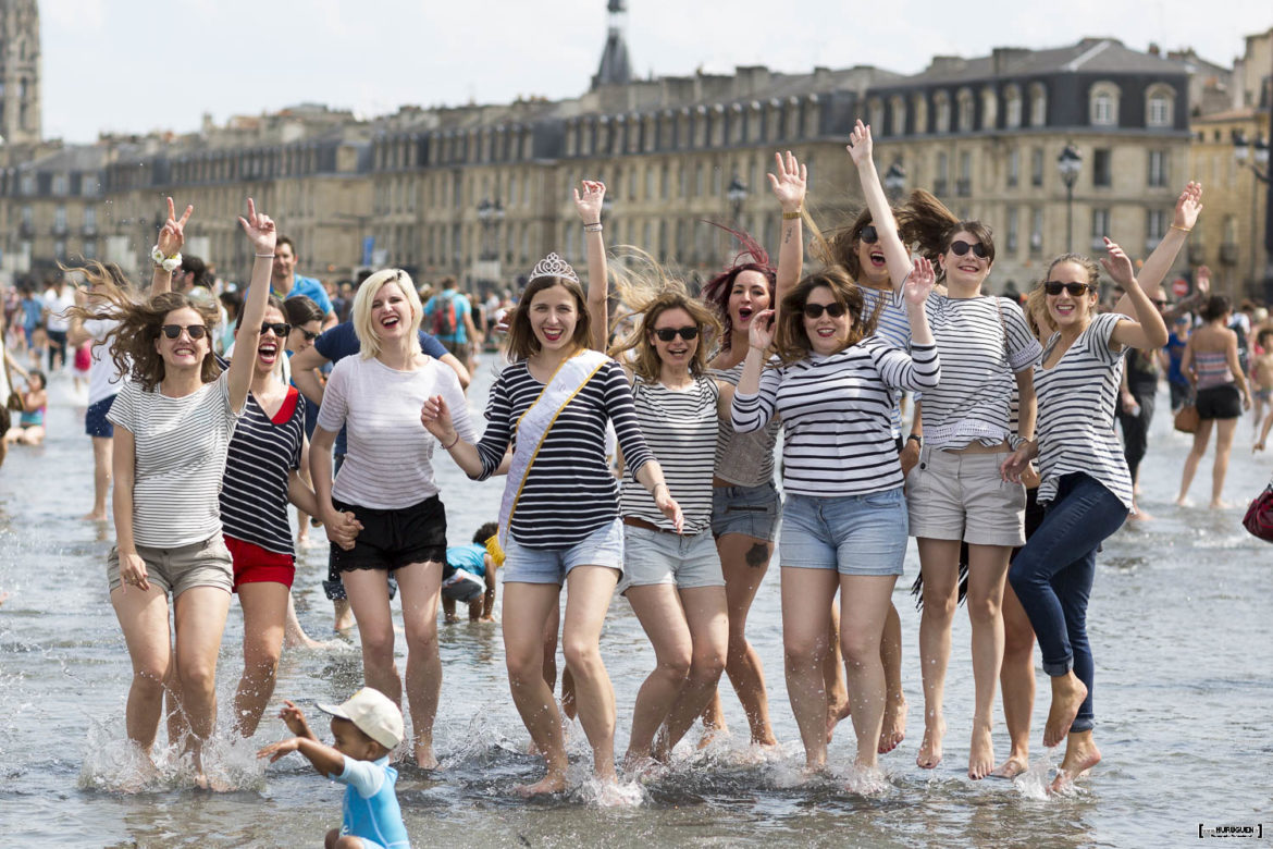 seance-photo-EVJF-sebastien-huruguen-photographe-mariage-bordeaux-jardin-publique-groupe-miroir-d-eau-bordeaux-quais