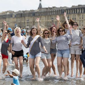 seance-photo-EVJF-sebastien-huruguen-photographe-mariage-bordeaux-jardin-publique-groupe-miroir-d-eau-bordeaux-quais