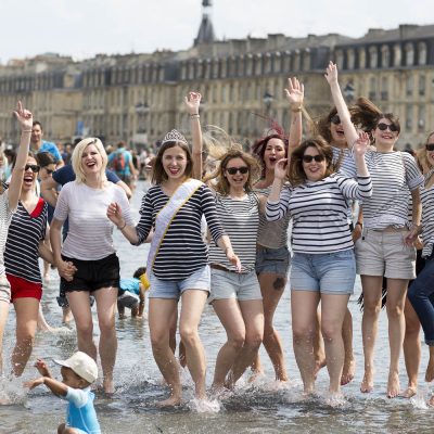 seance-photo-EVJF-sebastien-huruguen-photographe-mariage-bordeaux-jardin-publique-groupe-miroir-d-eau-bordeaux-quais