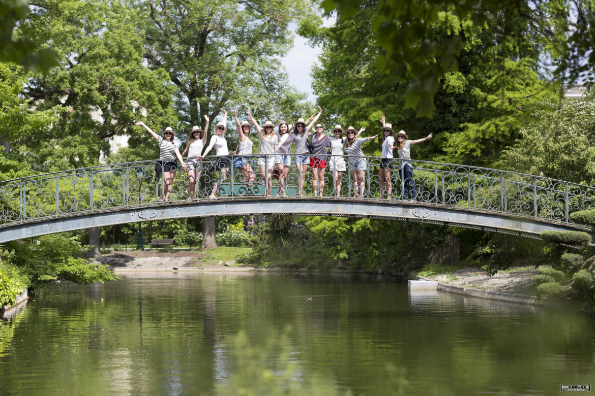 seance-photo-EVJF-sebastien-huruguen-photographe-mariage-bordeaux-jardin-publique-groupe-pont-etang