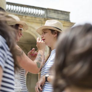 seance-photo-EVJF-sebastien-huruguen-photographe-mariage-bordeaux-jardin-publique-portrait-future-mariee-make-up-maquillage-chapeau-mariniere