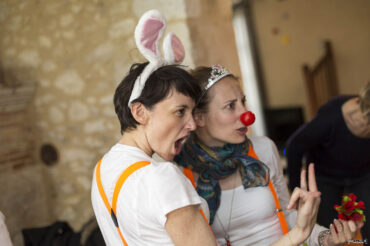 sebastien-huruguen-photographe-evjf-bordeaux-33-gironde-24-amies-drole-copines-campagne-portrait-deguisement-oreilles-lapin