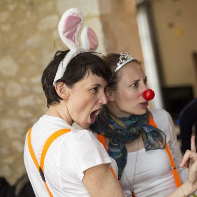 sebastien-huruguen-photographe-evjf-bordeaux-33-gironde-24-amies-drole-copines-campagne-portrait-deguisement-oreilles-lapin