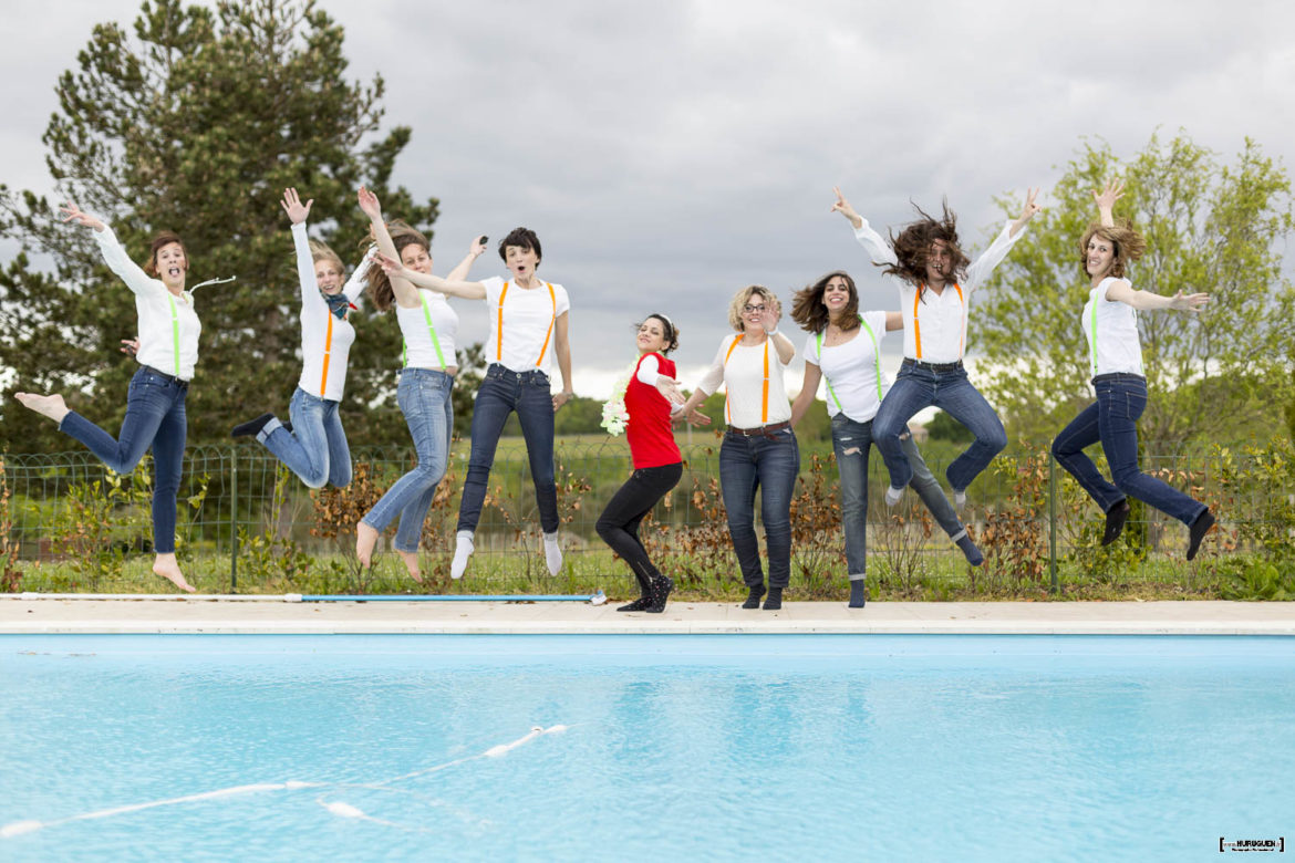 sebastien-huruguen-photographe-evjf-bordeaux-33-gironde-24-amies-drole-copines-campagne-saut-piscine