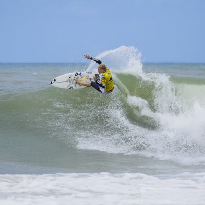 Oakley surfer sebastien zietz frontside carve during QS sooruz Lacanau Pro 2009 surfing