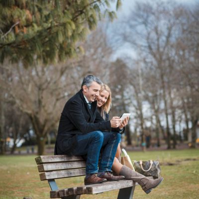 sebastien-huruguen-bordeaux-photographe-pro-seance-photo-book-lifestyle-duo-merignac-tablette-couple-parc