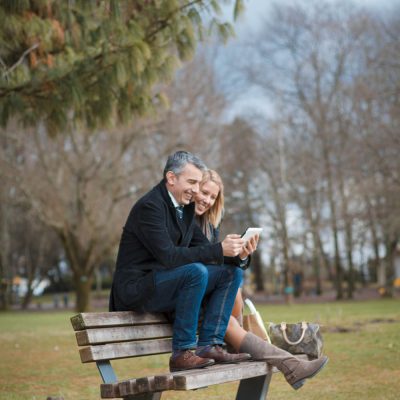 sebastien-huruguen-bordeaux-photographe-pro-seance-photo-book-lifestyle-duo-merignac-tablette-couple-parc