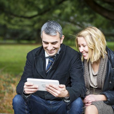 sebastien-huruguen-bordeaux-photographe-pro-seance-photo-book-lifestyle-duo-merignac-tablette-couple-parc-mairie