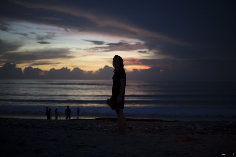 Jeune femme sur la plage au coucher de soleil Bali bali coucher de soleil sur la plage sunset canon eos sebastien huruguen photographe bordeaux professionnel photographe pro bordeaux sebastien huruguen bali plage sunset coucher de soleil