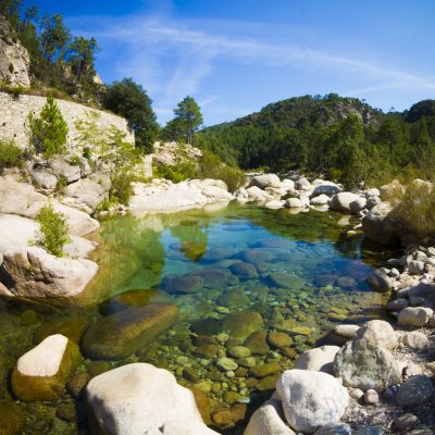 joli paysage au bord d'une riviere a l'eau transparente dans le centre de la corse