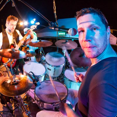 batteur en gros plan groupe de rock musique matthieu drummer sebastien huruguen