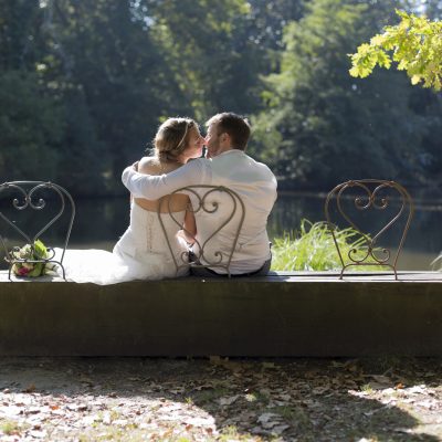 photo-de-mariage-bordeaux-sebastien-huruguen-parc-majolan-blanquefort-couple-de-maries-sur-un-banc