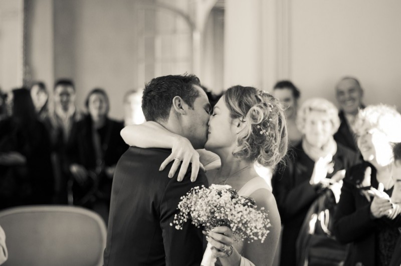 couple mariés bisous baiser s'embrasse mariage civil mairie de talence bordeaux sebastien huruguen photo noir et blanc N&B