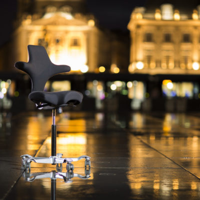 photo-produit-studio-bordeaux-miroir-eau-sebastien-huruguen-photographe-traway-place-de-la-bourse-fauteuil-ergonomique