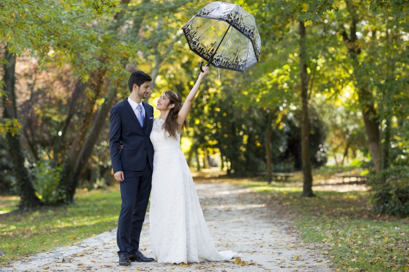 Couple de jeunes mariés sous une ombrelle dans le parc majolan majolan seance trash the dress couple mariage sebastien huruguen bordeaux couple de jeune maries sous une ombrelle en robe de mariage et costume de mariage dans le parc majolan a blanquefort proche de bordeaux en gironde aquitaine sebastien huruguen