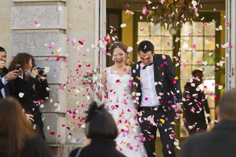 Maries sortie de la mairie de talence peixotto sous les confetis sebastien huruguen photographe mariage bordeaux talence confetis amour joie belles photos mariage gironde sortie couple de jeunes mariés mairie de talence parc peixotto sous les confetis sebastien huruguen