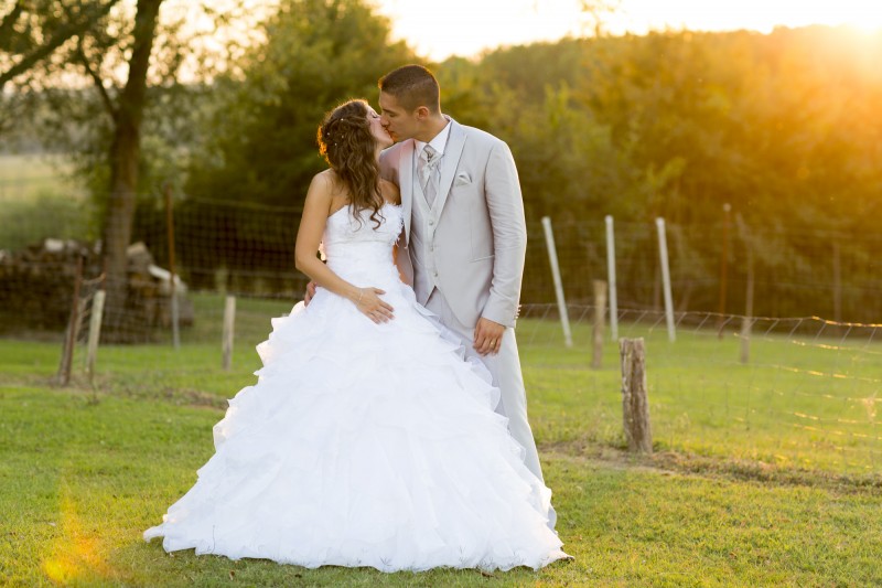 Couple de jeunes mariés au coucher de soleilcouple de jeunes mariés au coucher de soleil dans un champs mariage bordeaux sebastien huruguen robe de mariee Photographe professionnel de mariage à Bordeaux Sebastien Huruguen