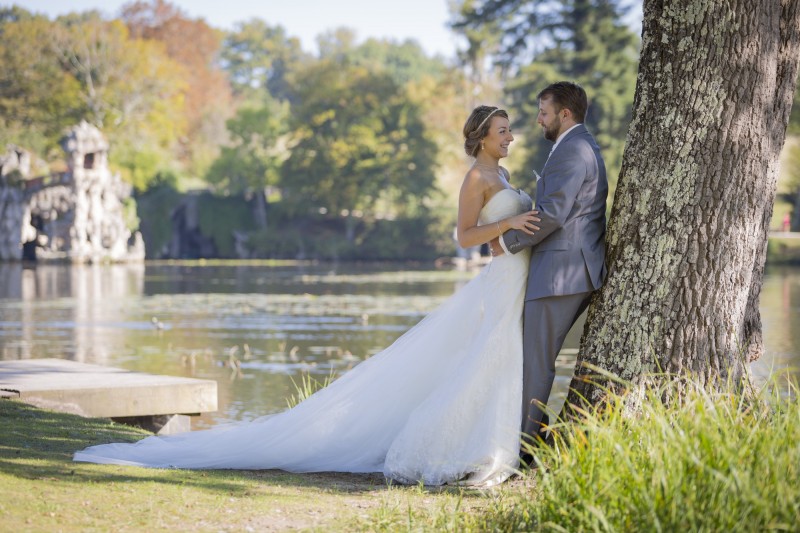 Seance photo trash the dress au parc Majolan Blanquefort photographe mariage bordeaux sebastien huruguen belles photos maries gironde superbe robe de mariage bustier longue traine blanche seance photo trash the dress robe de princesse couple jeunes maries parc majolan blanquefort