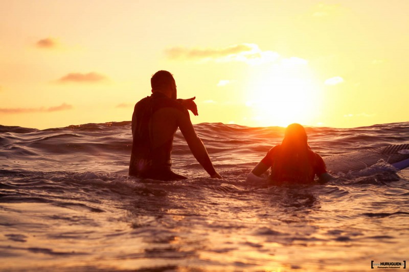 surfers coucher de soleil sunset biarritz roxy jam pro cote des basques surf tandem surfing sun watershot liquid eye water housing sebastien huruguen