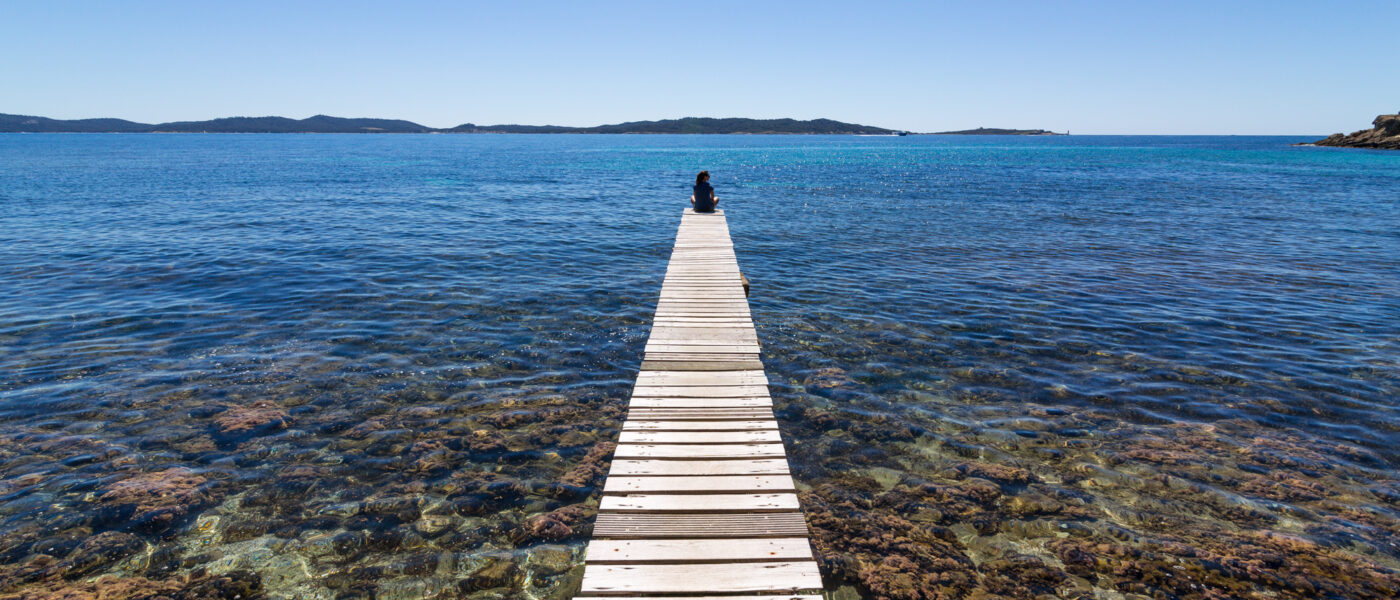 ponton sur la mer mediterrannee sud de la france sebastien huruguen photographe pro bordeaux