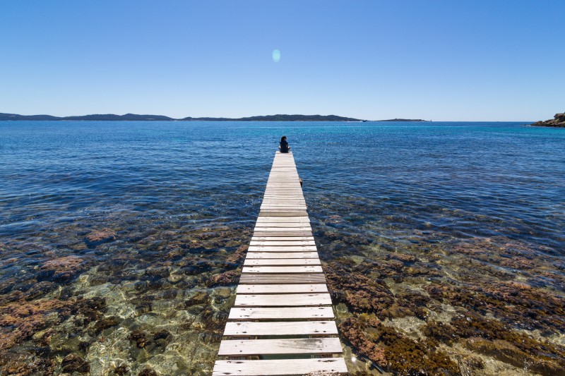 Magnifique ponton au dessus mer transparente sud de la France ponton sur eau mer porquerolles giens hyeres paysage ciel bleu sebastien huruguen photographe pro bordeaux iles de porquerolles presque ile de giens paysage landscape france sud hyeres ponton mer transparente eau translucide water ciel bleu