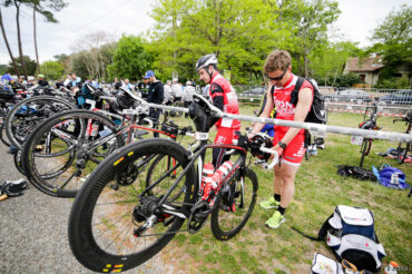 Concurrent qui dépose son vélo et ses affaires dans le parc de transition