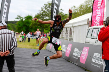 Pierre Serfs (Triathlon Club Montois) termine sa course par un joli saut sur la ligne d'arrivée du Scott Half Triathlon - Lacanau Tri Events 2016 | Sébastien Huruguen www.huruguen.fr