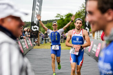 Un triathlète heureux de franchir la ligne d'arrivée du Scott Half Triathlon - Lacanau Tri Events 2016 | Sébastien Huruguen www.huruguen.fr