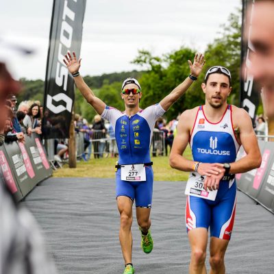 Un triathlète heureux de franchir la ligne d'arrivée du Scott Half Triathlon - Lacanau Tri Events 2016 | Sébastien Huruguen www.huruguen.fr