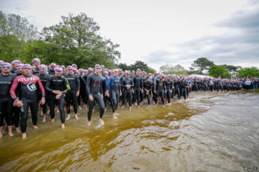 Les triathlètes au départ sur la plage du Moutchic Scott Half Triathlon - Lacanau Tri Events 2016 | Sébastien Huruguen www.huruguen.fr