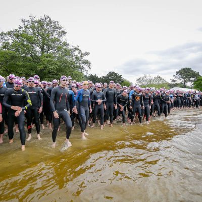 Les triathlètes au départ sur la plage du Moutchic Scott Half Triathlon - Lacanau Tri Events 2016 | Sébastien Huruguen www.huruguen.fr